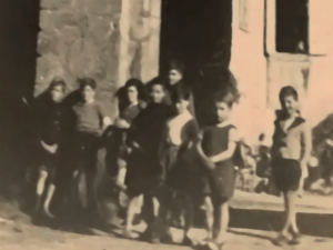 Groupe d’enfants devant le château de la Hille à l’époque