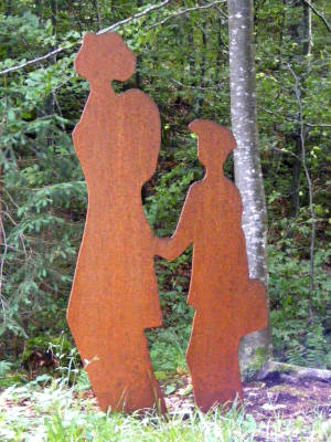 Sculpture “Ces femmes passeurs d’enfants” d’Edith Convert